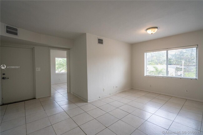 Foto del edificio - 666 NE 80th St