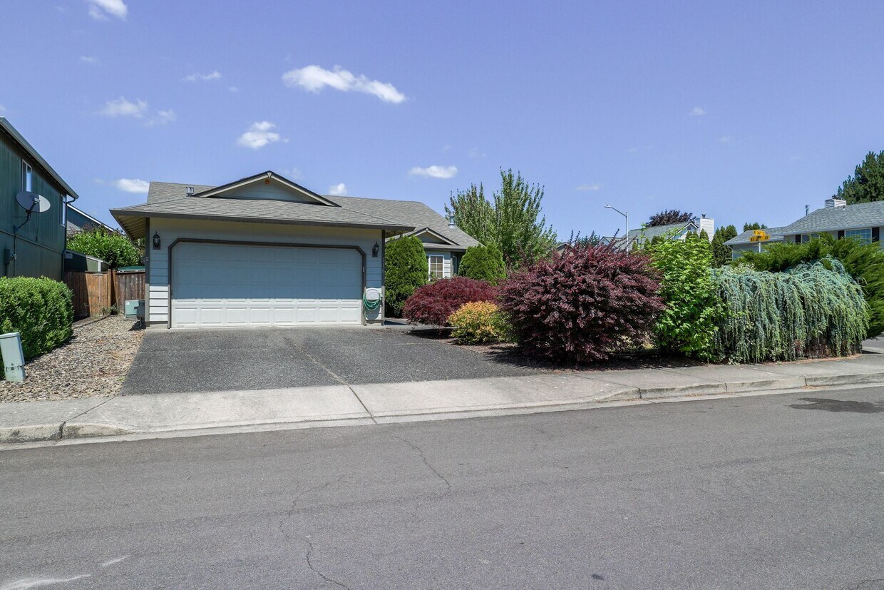 Primary Photo - Welcome to the spacious one-level home in ...
