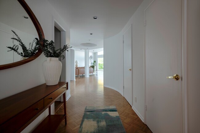 entrada - 8811 Rising Glen Pl