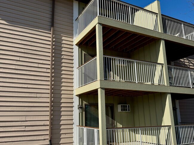 Building Photo - 570 Whispering Ln