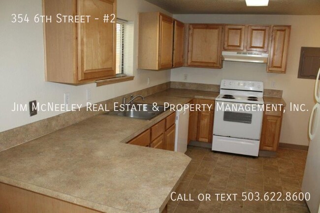 Building Photo - 3 bedrooms, 1.5 bathroom duplex available ...