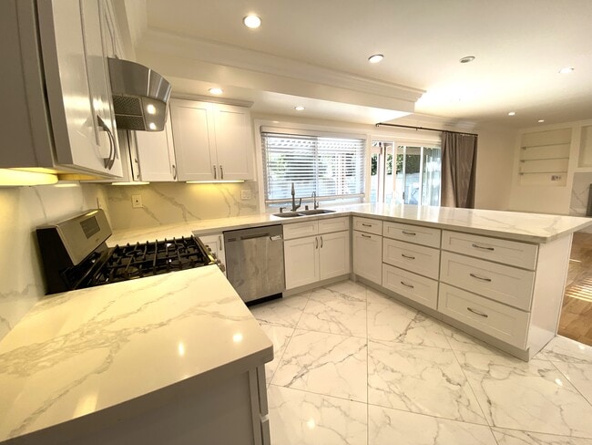 kitchen - 4200 Dogwood Ave