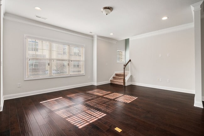 Foto del edificio - WOW! LOCATION!! Spacious light filled comfortable 3bedroom home