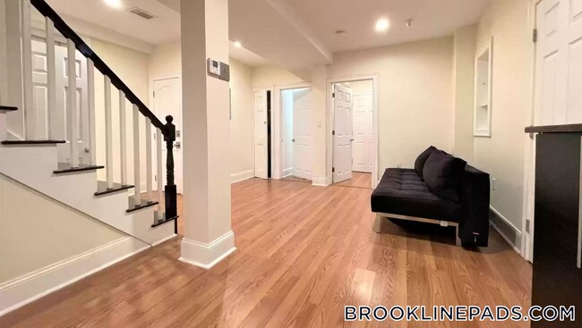 Foto del edificio - 1203 Beacon St