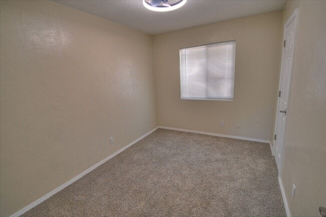 Building Photo - NE Heights 4 Bedroom !!!!