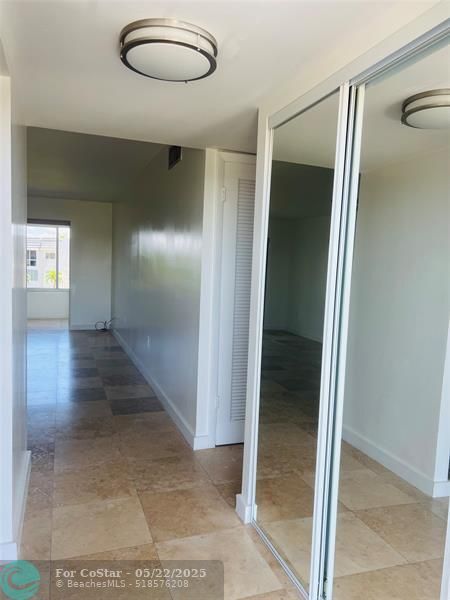 Foto del edificio - 8220 Sunrise Lakes Blvd