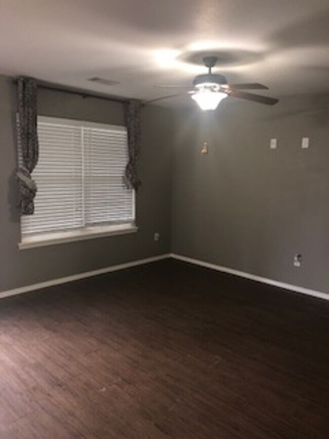Foto del edificio - Very nice 2 bed 1 bath home, Dining room, Porch and Back Patio and Storage Bldg