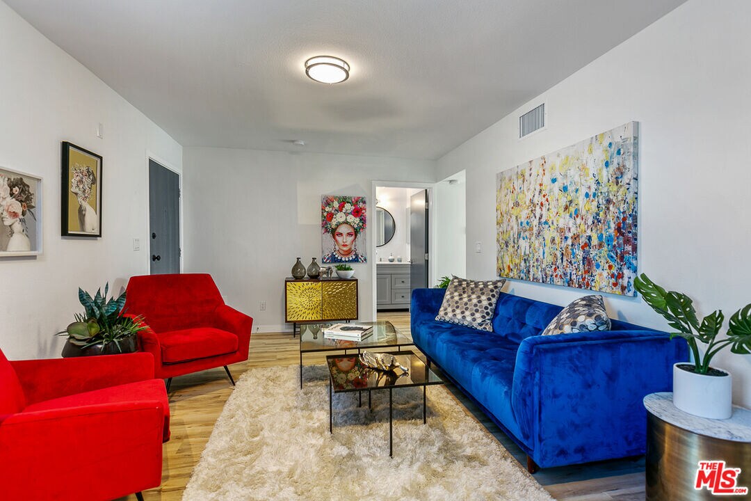 Foto principal - 6640 Woodley Ave