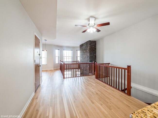 Foto del edificio - 913 W Irving Park Rd