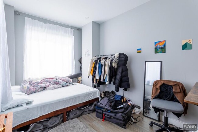 Foto del edificio - 3 bedroom in Queens NY 11102