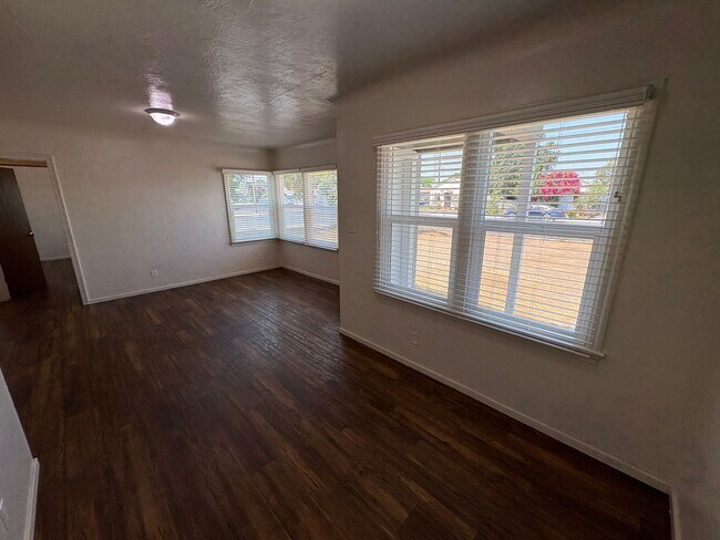 Foto del edificio - NW Visalia corner lot home available now!