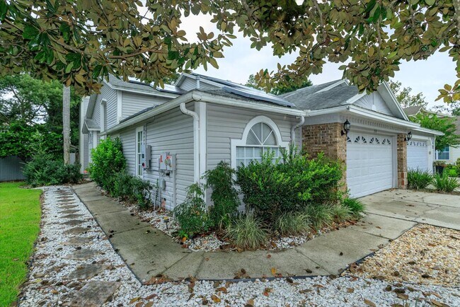 Foto del edificio - ? Charming Longwood Townhome with Modern U...