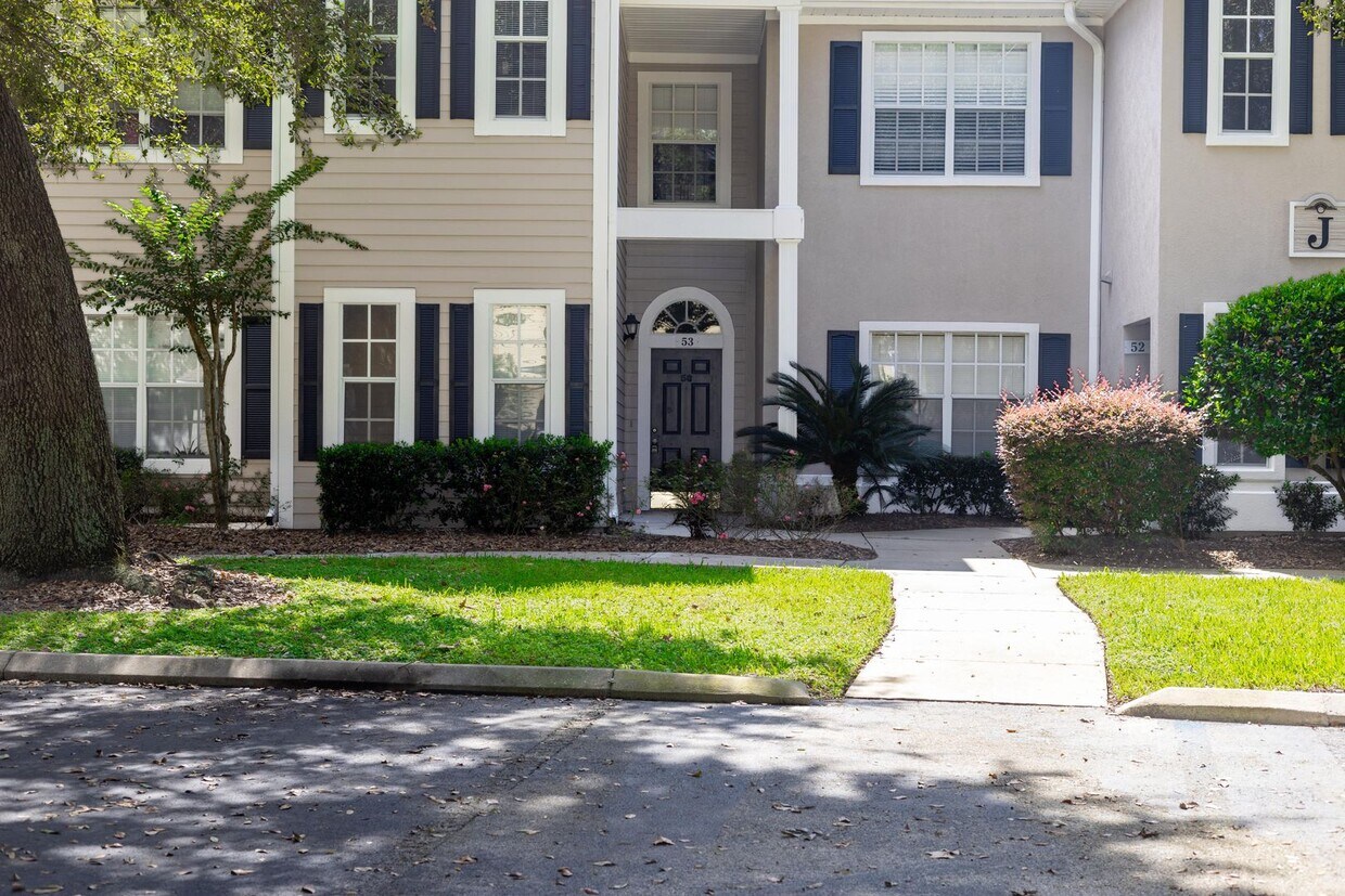 Foto principal - Luxurious 1 Bed / 1 Bath Condo in The Link...
