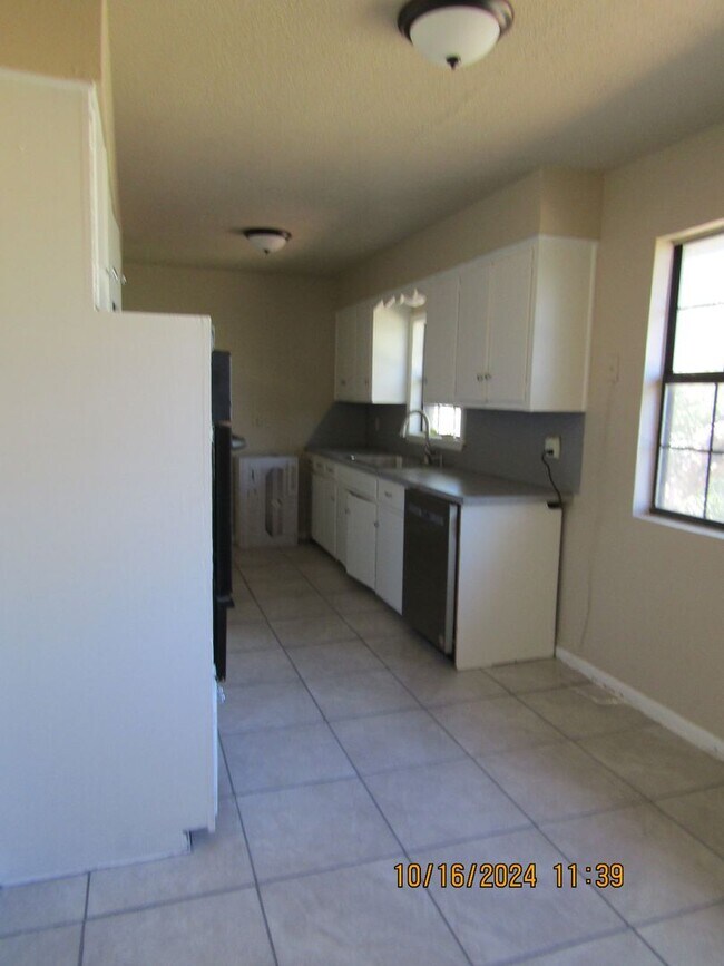 Building Photo - Freshly Painted/New Flooring Home!!