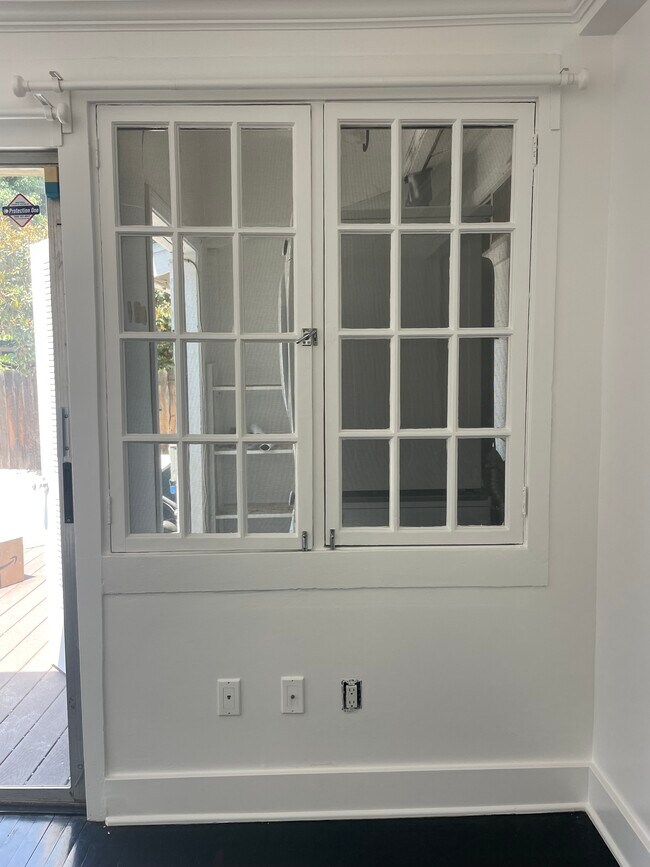 Foto del edificio - 3327 Caroline Ave
