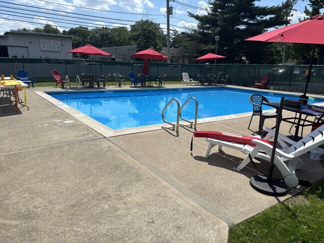 Pool w/Lifeguard indl in rent - 13 Presidential Dr