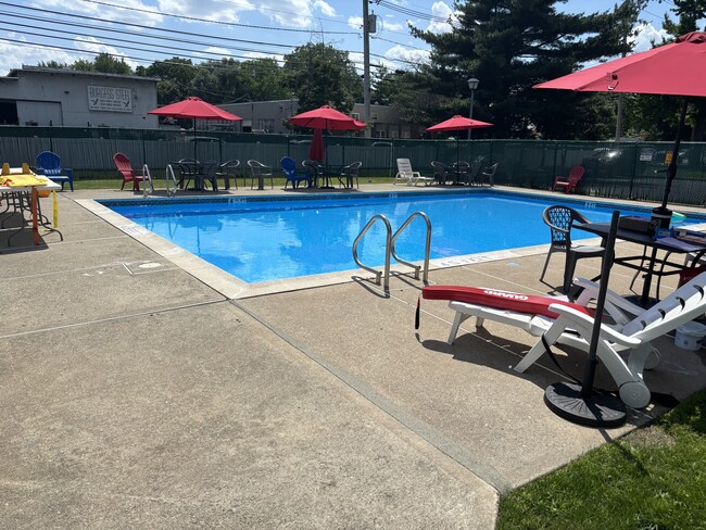 Pool w/Lifeguard indl in rent - 13 Presidential Dr