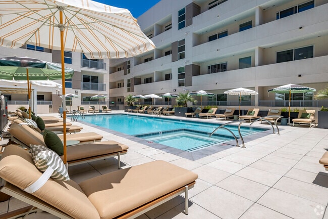 Refreshing pool and relaxing spa - Ragsdale Apartments