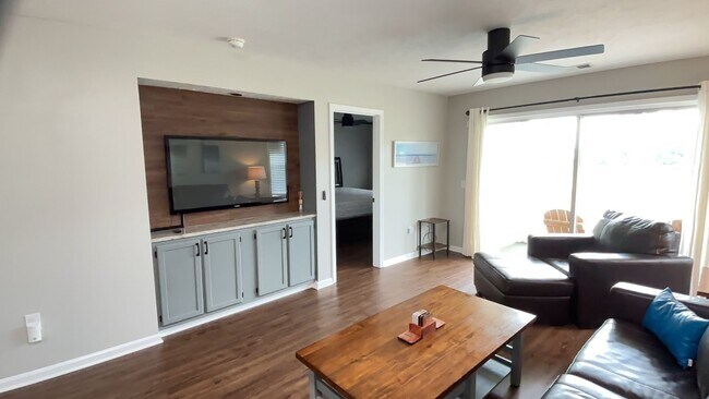 Foto del edificio - REDUCED!  2nd Floor 2 Bedroom Condo with New Paint and Carpet