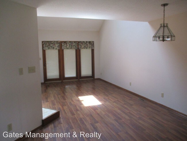 Building Photo - 127 Essex Dr