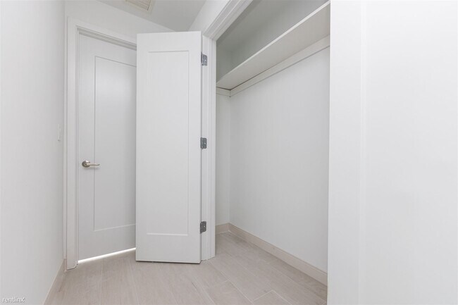 Foto del edificio - 1 br, 1 bath Condo - 255 E Pecan St /1Bath