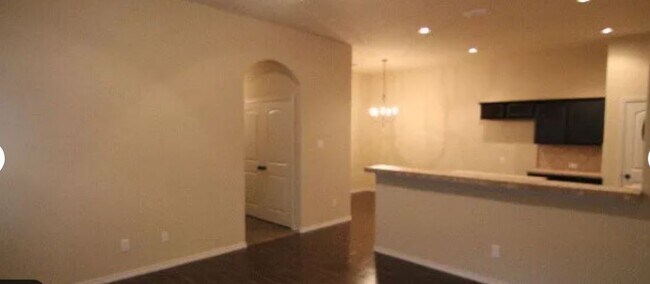 Building Photo - 526 Creekside Cir