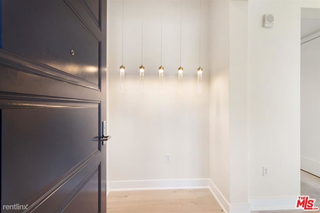 Foto principal - 3 br, 2.5 bath House - 5837 Village Dr Apt 4
