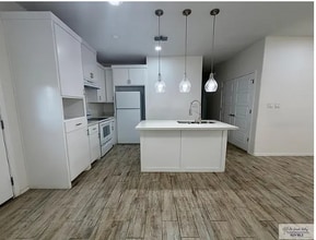 Building Photo - 2200 N Vly Cir