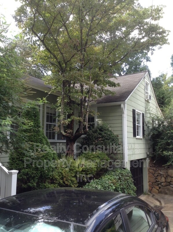 Foto del edificio - 2461 Lyndhurst Ave
