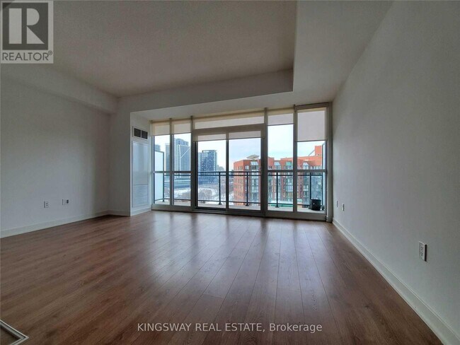 Photo du bâtiment - 775 King St W