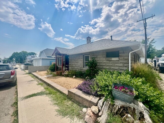 Building Photo - Pet Friendly 2 Bed 1 Bath House With Fence...