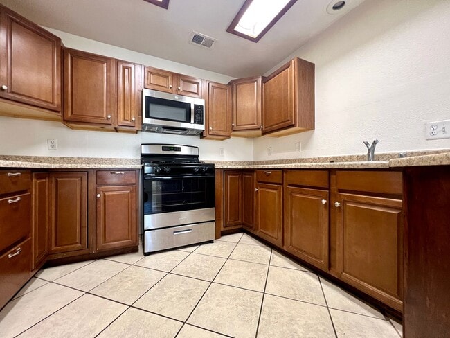 Foto del edificio - Spacious 3-bedroom, 2-bath condo with acce...