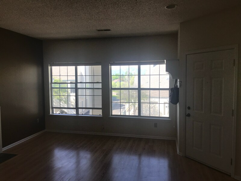 Foto principal - 7485 Singing Hills Dr