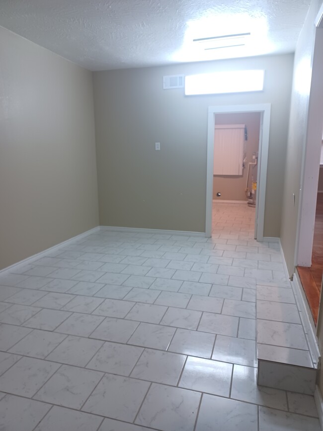 Building Photo - 208 Acoma Dr
