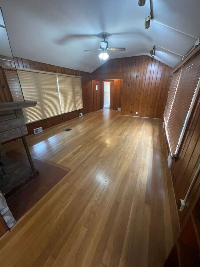 Building Photo - Charming 3 Bed 2 Bath Home! *2025*