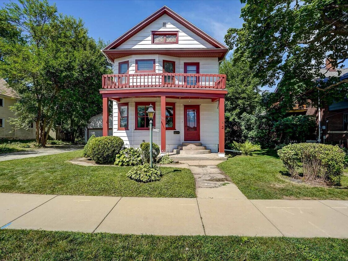 Primary Photo - 302 S Shuman St