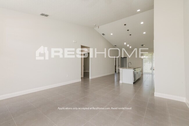 Foto del edificio - HOME FOR RENT--HALF MONTH FREE!