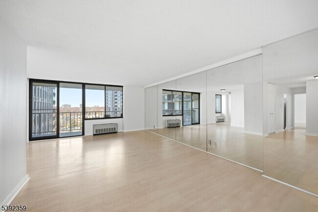 Foto del edificio - 300 Winston Dr