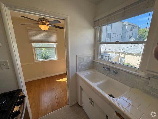 Building Photo - 554 E Cypress Ave