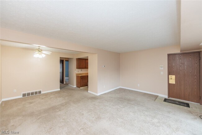 Foto del edificio - 3265 Mayfield Rd