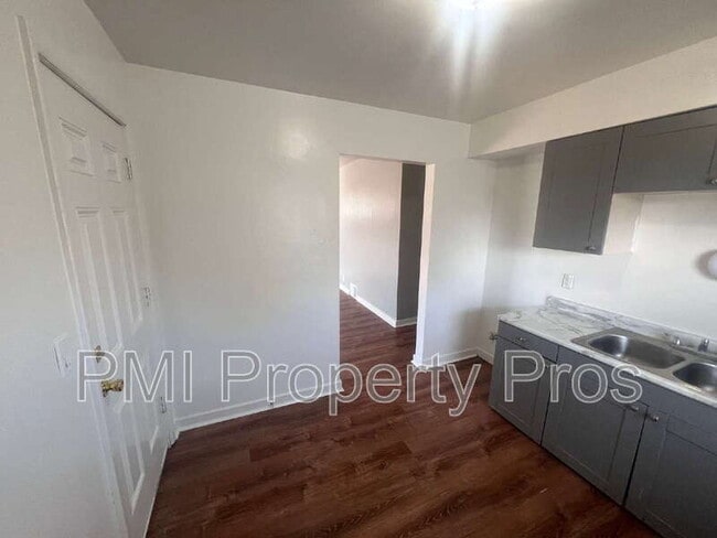 Building Photo - 5650 N 61st St