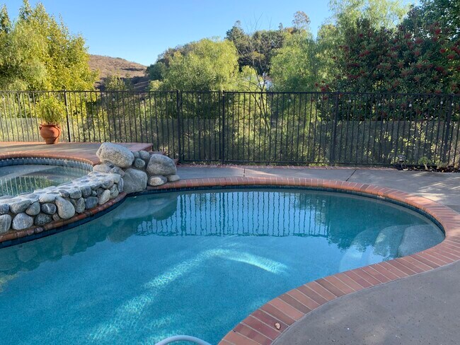 Building Photo - 472 Canyon Vista Dr