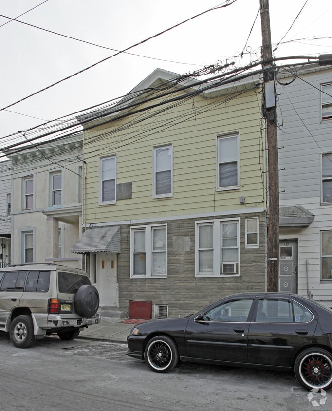 425 4th St, Union City, NJ 07087 425 4th St Union City, NJ