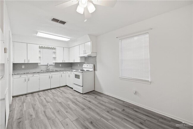 Building Photo - 1120 Vista Hermosa St