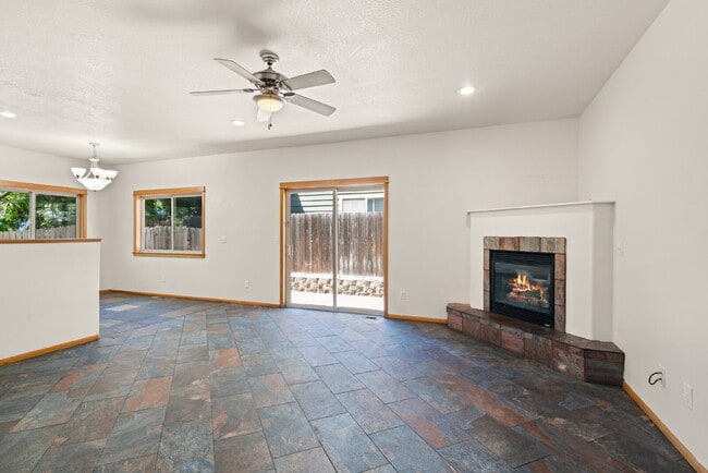 Building Photo - 608 Shadow Way