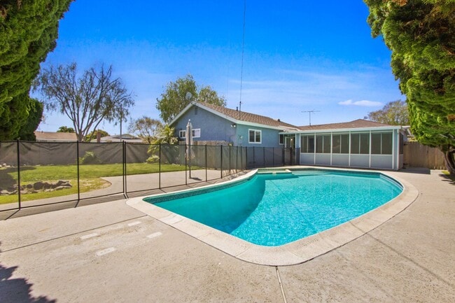 Photo - 16572 Tripp Cir House