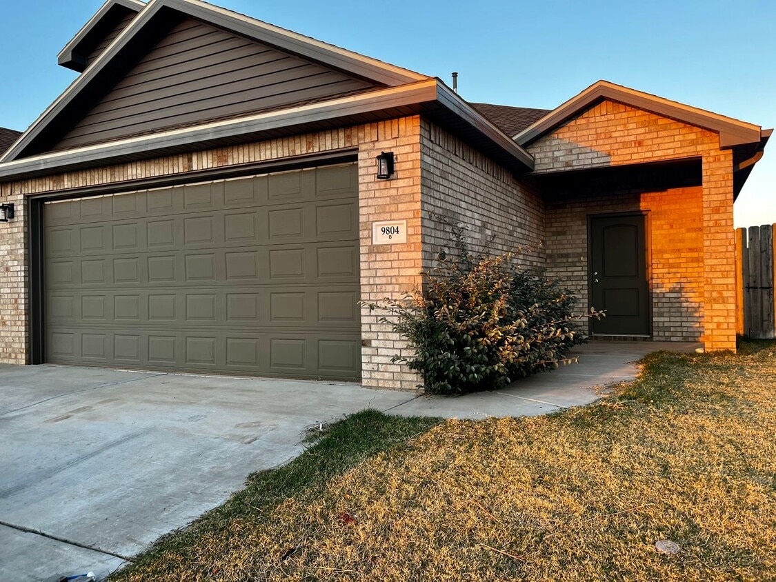 9804 Avenue U Unit B, Lubbock, TX 79423 Room for Rent in Lubbock, TX