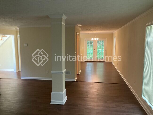 Building Photo - 631 Bruce Way SW