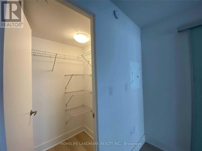 Photo du bâtiment - 955-1955 Bay St.