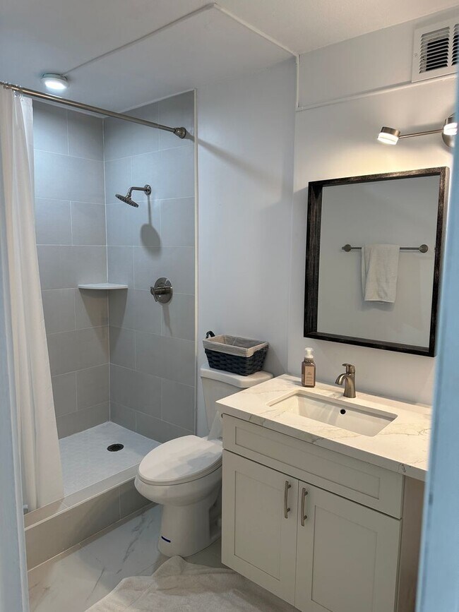 Foto del edificio - Renovated 1 bedroom unit with enclosed lan...